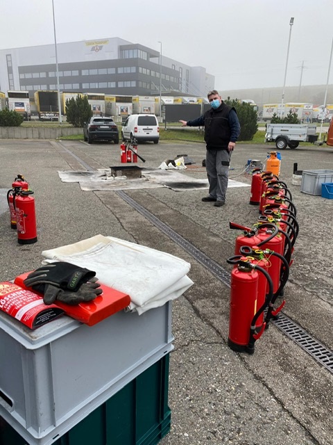 Urs Bärtschiger erklärt die wichtigsten Sachen über das löschen eines Brandes